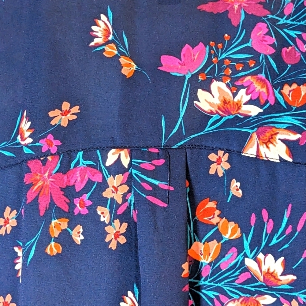 New With Tags Torrid Georgette Pintuck Button-Front Blue Floral Blouse Size 3X - Picture 7 of 13